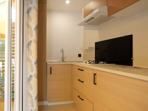 Kühlschrank, Mikrowelle, Herdplatte, Toaster