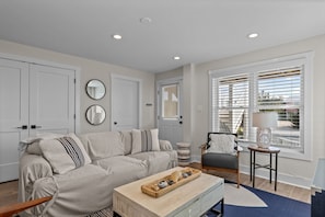 Smart TV - Direct beach access - 4BR Modern Beach House! (Emerald Isle)