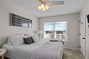 4 bedrooms, WiFi, bed sheets - Direct beach access - 4BR Modern Beach House! (Emerald Isle)
