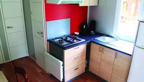 Refrigerador, microondas y parrilla de estufa 