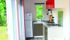 Refrigerador, microondas y parrilla de estufa 