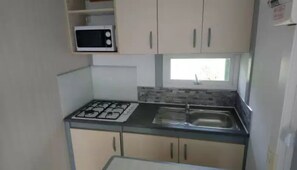 Réfrigérateur, four à micro-ondes, surface de cuisson