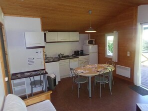 Unclassified image, 5 of 19, button - ZEcamping 3 étoiles piscine couverte cottage TV LV 35m2 (Beynat)