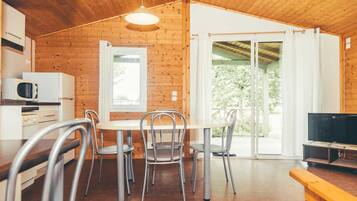 Een koelkast, een microgolfoven, een kookplaat, een vaatwasser