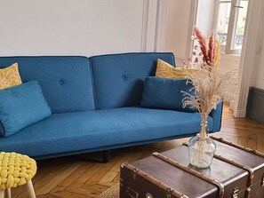 Fernseher, Kamin, Bücher