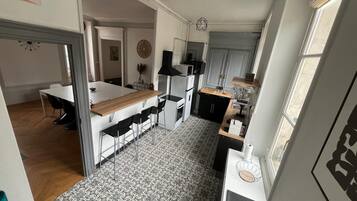 Réfrigérateur, micro-ondes, four, plaque de cuisson