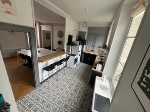 Fridge, microwave, oven, stovetop - Chez Aristide, 3 to 7 ppl flat ideally located in Auxerre city center. (Auxerre)