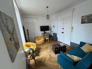 TV, fireplace, books - Chez Aristide, 3 to 7 ppl flat ideally located in Auxerre city center. (Auxerre)
