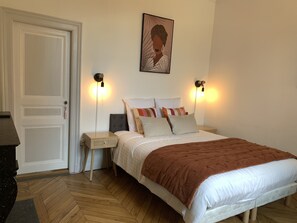 3 habitaciones, escritorio, tabla de planchar con plancha y wifi 