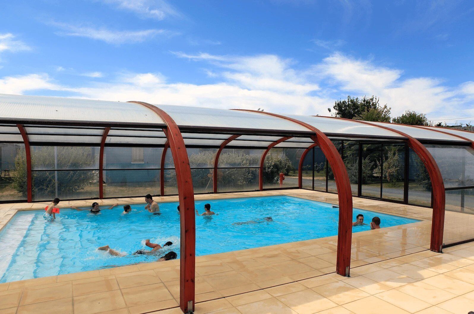 Una piscina cubierta, una piscina climatizada