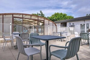 Outdoor dining - ZEcamping 2 étoiles 500m plage piscine couverte cottage TV LV clim 35m2 (Saint-Denis-d'Oléron)
