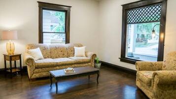 Smart TV, chimenea y libros