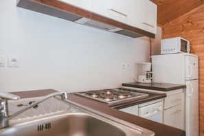Fridge, microwave, stovetop, dishwasher