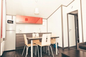 Réfrigérateur, four à micro-ondes, surface de cuisson, lave-vaisselle