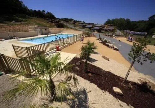 ZEcamping 3* chiens acceptés piscine chauffée à flanc de colline