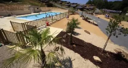 ZEcamping 3* chiens acceptés piscine chauffée à flanc de colline
