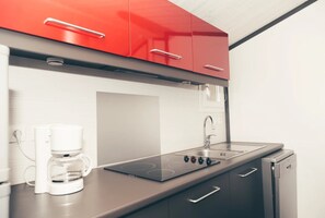 Kühlschrank, Mikrowelle, Herdplatte, Geschirrspüler