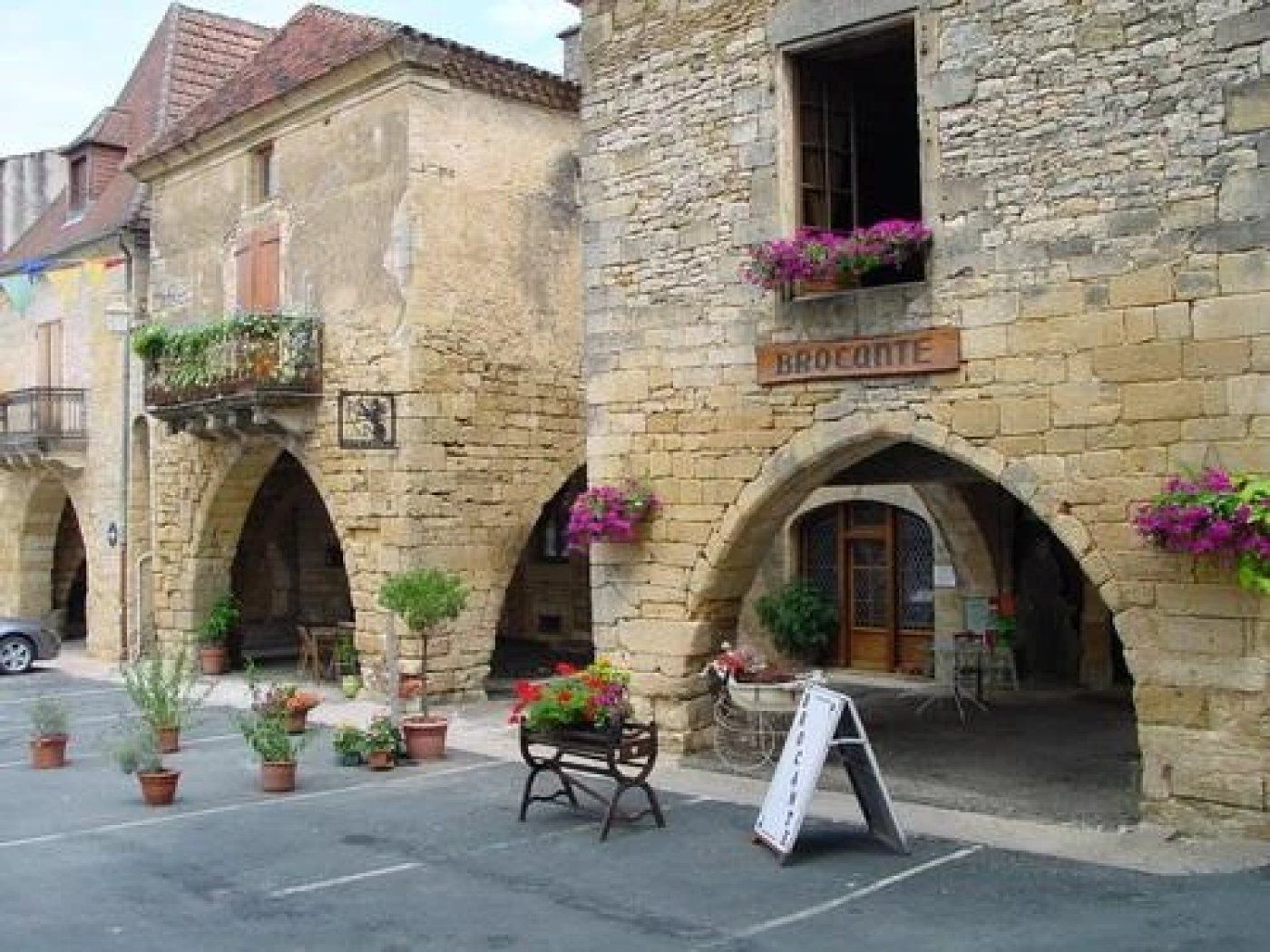 Un bâtiment en pierre sur lequel est apposée une enseigne indiquant « BROCANTE ».