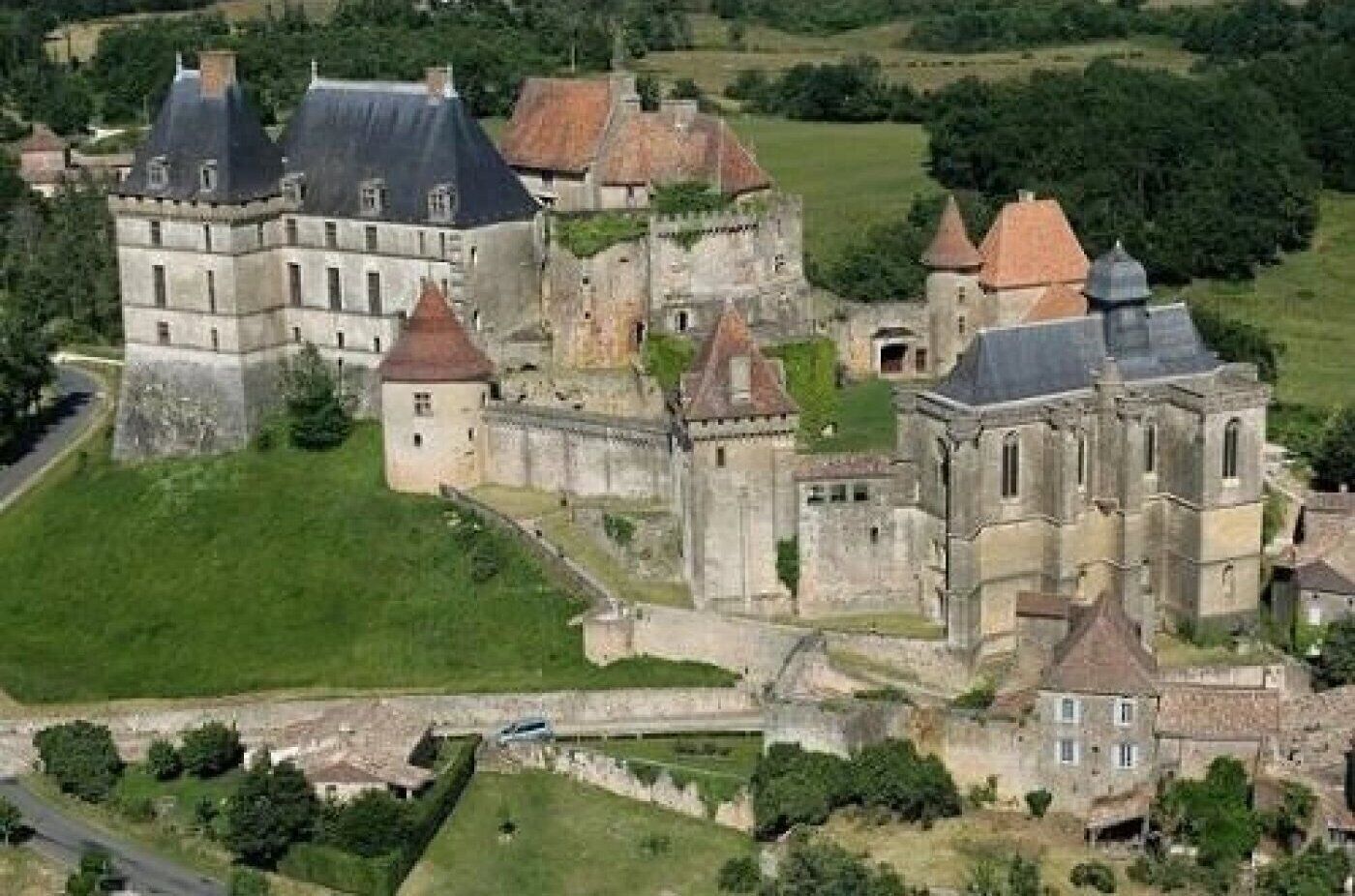 Eine große, historische Burg mit zahlreichen Türmen und einer befestigten Mauer.
