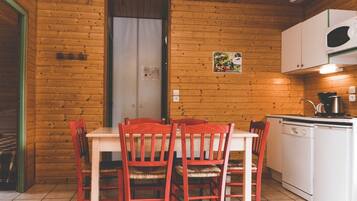 Réfrigérateur, micro-ondes, plaque de cuisson, lave-vaisselle