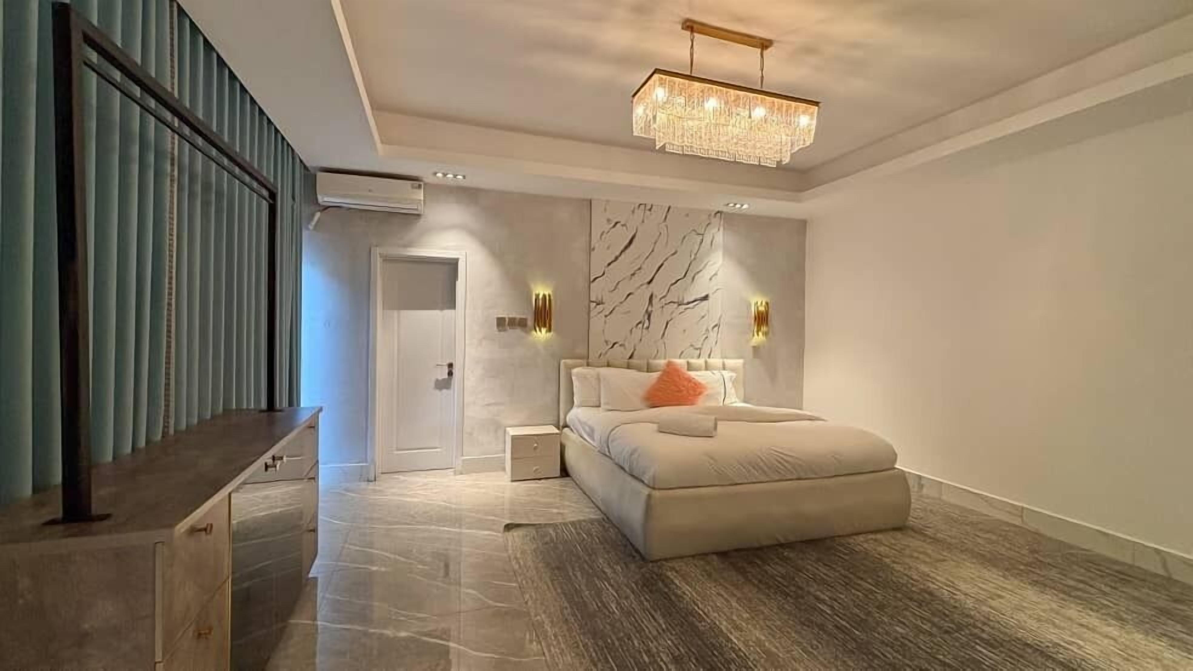 Executive appartement | Een kluis op de kamer, een bureau, een laptopwerkplek