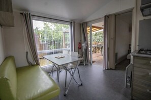 TV, ping pong - ZEcamping 4 étoiles animé chiens acceptés familial piscine couverte (Saint-Michel-Escalus)