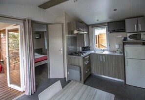 Jääkaappi, mikroaaltouuni, liesi, leivänpaahdin