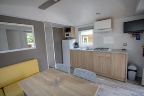 Réfrigérateur, four à micro-ondes, surface de cuisson, grille-pain