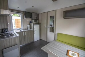 Jääkaappi, mikroaaltouuni, liesi, leivänpaahdin