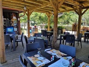 Outdoor dining - ZEcamping 4 étoiles animé chiens acceptés familial piscine couverte (Saint-Michel-Escalus)