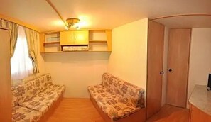 Una televisión, una mesa de tenis de mesa