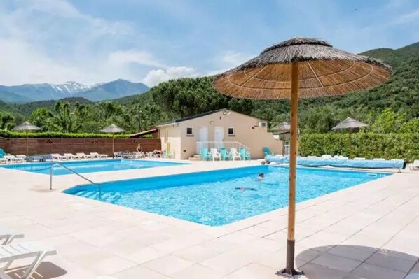 Una piscina cubierta, una piscina climatizada
