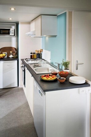 Réfrigérateur, four à micro-ondes, surface de cuisson, grille-pain