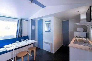 Kylskåp, mikrovågsugn, spishäll och brödrost
