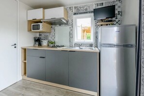 Fridge, microwave, stovetop