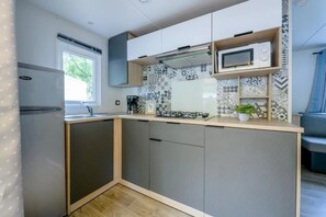 Fridge, microwave, stovetop