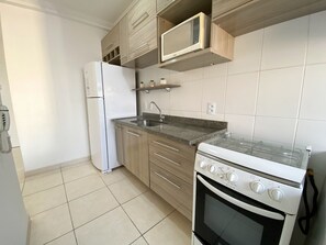 Departamento Confort | Cocina privada | Refrigerador, microondas, horno y utensilios de cocina 
