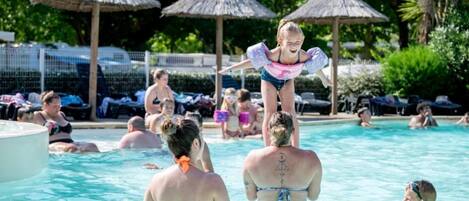 Una piscina cubierta, una piscina climatizada