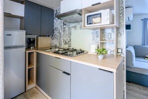 Fridge, microwave, stovetop - Camping 4 étoiles - Piscine - eebifi (Parentis-en-Born)