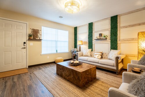 Townhome with a peaceful, soothing vibe, featuring KING and QUEEN size beds