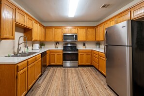 Kjøleskap, mikrobølgeovn, ovn og kokeplater