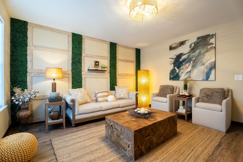 Townhome with a peaceful, soothing vibe, featuring KING and QUEEN size beds