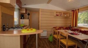 Fridge, microwave, stovetop - ZEcamping 4 étoiles animé pataugeoire dog friendly cottage TV 36m2 4 pers (Carennac)