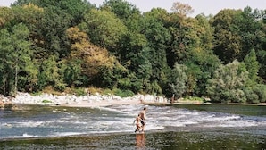 Ein Fluss mit einem Wakeboarder.