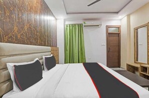 尊爵雙人房 | 客房內保險箱、書桌、隔音、熨斗/熨衣板