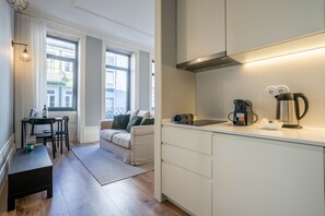 City Studio | Private kitchen | Mini-fridge, microwave, oven, stovetop - Sta Catarina 632 by LovelyStay (Porto)
