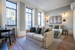City Studio | Living area - Sta Catarina 632 by LovelyStay (Porto)