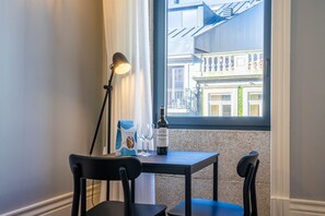 City Studio | Living area - Sta Catarina 632 by LovelyStay (Porto)