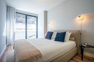 Apartamento luxo | Ferros/tábuas de passar roupa, roupa de cama