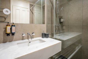 Deluxe Apartment | Bathroom - Sta Catarina 632 by LovelyStay (Porto)